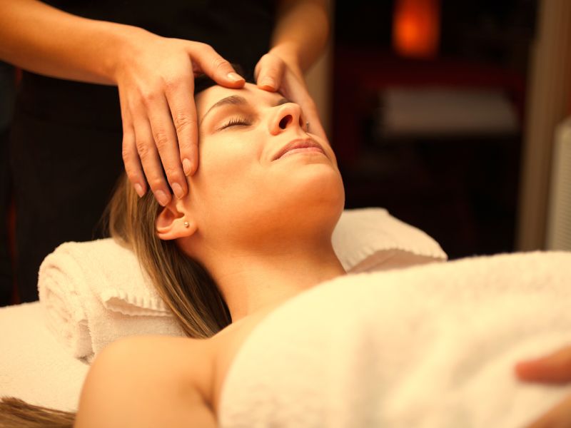 Massagem de drenagem facial